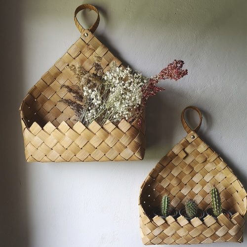 cestas pared madera