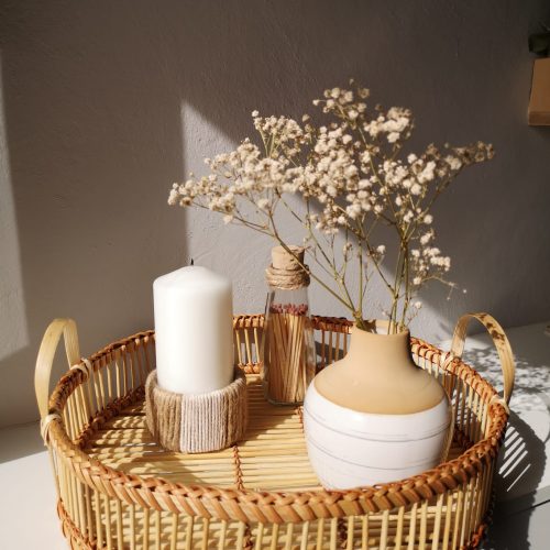 Nuestras cestas de fibra natural son la mejor opción para crear un centro de mesa con velas y flores de invierno