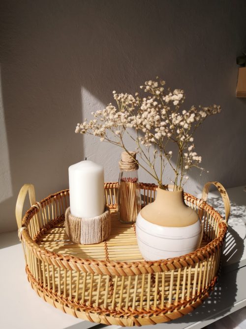 Nuestras cestas de fibra natural son la mejor opción para crear un centro de mesa con velas y flores de invierno