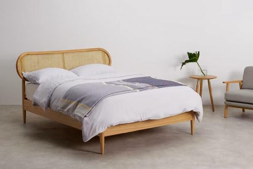 Dormitorio minimalista en mimbre
